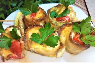 Рулеты из кабачков с курицей на шпажках