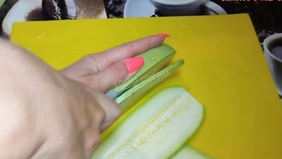 рулеты из кабачков с курицей на шпажках