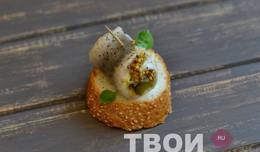 Рецепт рулетов из сельди с корнишонами и горчицей