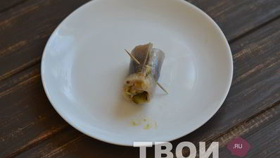 рулеты из сельди с корнишонами и горчицей