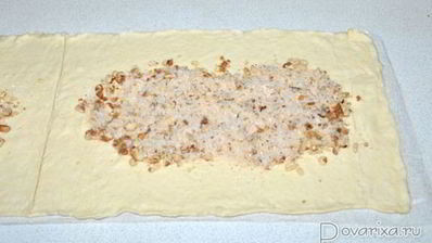 рулеты из слоеного теста с яблоками и орехами