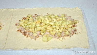 рулеты из слоеного теста с яблоками и орехами