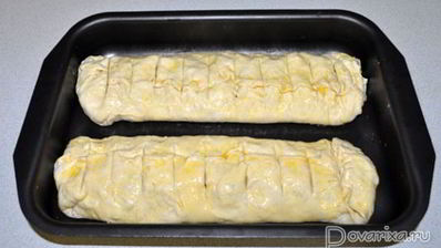 рулеты из слоеного теста с яблоками и орехами