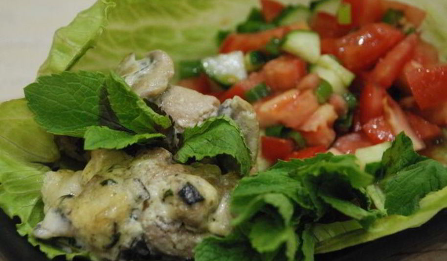 Рецепт свиных рулетиков с моцареллой и базиликом в грибном соусе с томатной сальсой