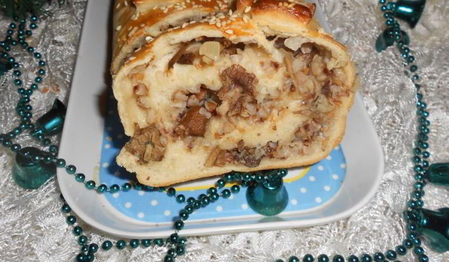 Рецепт сытного зимнего рулета с грибами и гречкой