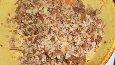 сытный зимний рулет с грибами и гречкой