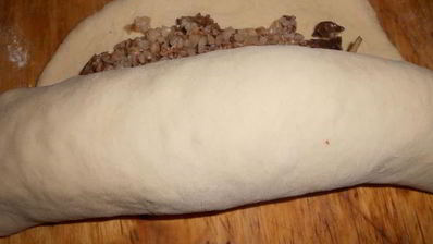 сытный зимний рулет с грибами и гречкой