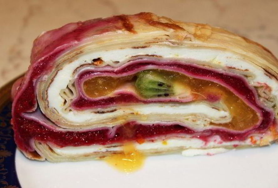 Яркий фруктово-блинный рулет с рикоттой Нежность