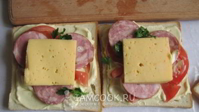 горячие сэндвичи с колбасой, сыром и помидорами