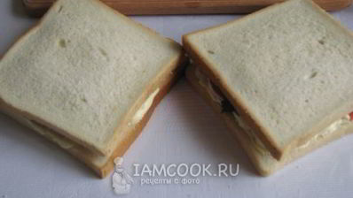 горячие сэндвичи с колбасой, сыром и помидорами