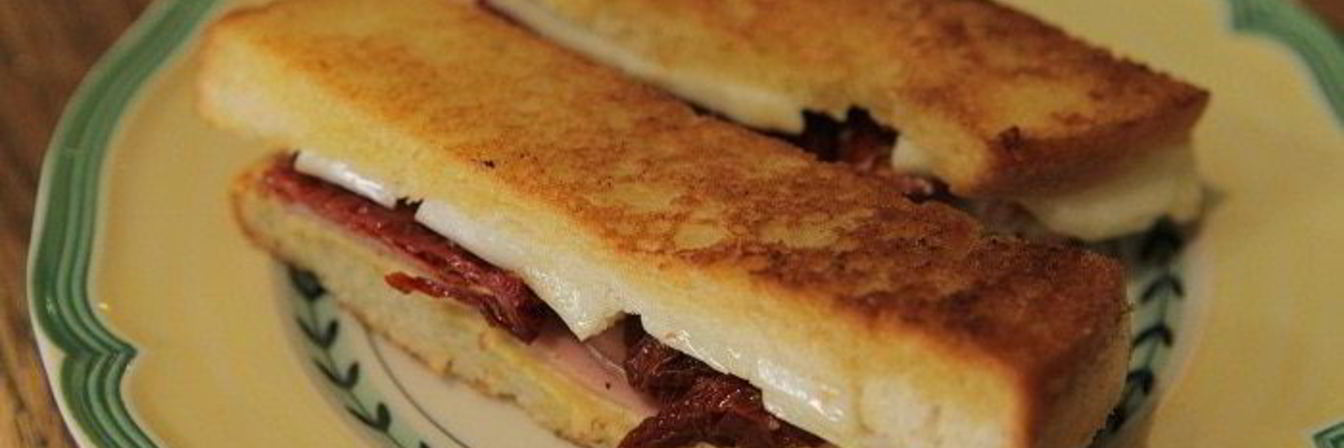 Мини-сэндвичи с ветчиной, вялеными помидорами и сыром