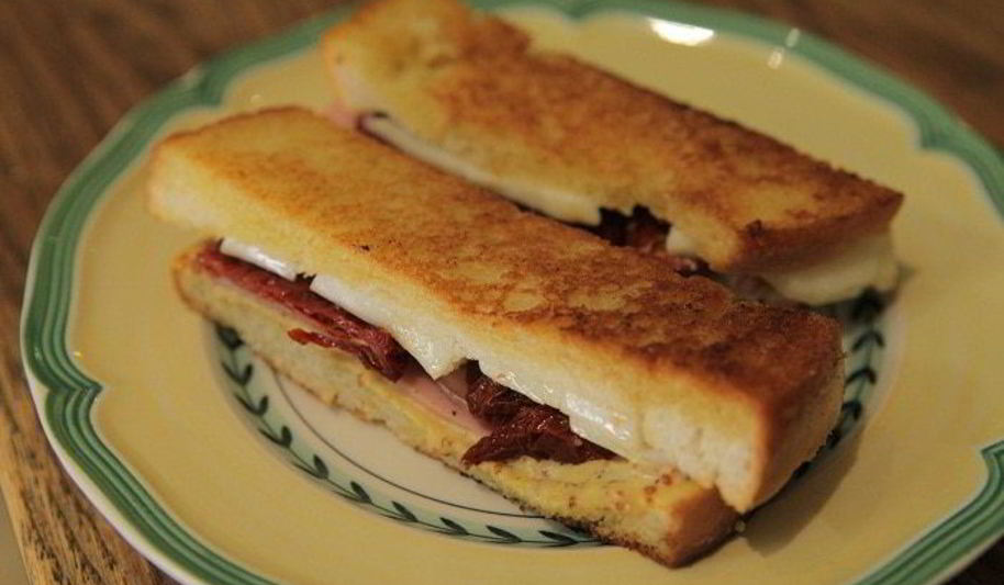 Рецепт мини-сэндвичей с ветчиной, вялеными помидорами и сыром