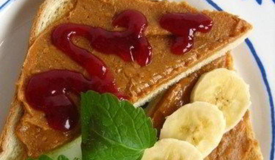 Рецепт сладких сэндвичей с арахисом, клубникой и бананом