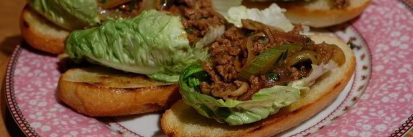 Сэндвич с говядиной, грибами и сельдереем