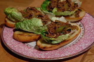 Сэндвич с говядиной, грибами и сельдереем