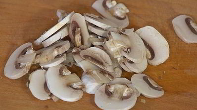 сэндвич с говядиной, грибами и сельдереем