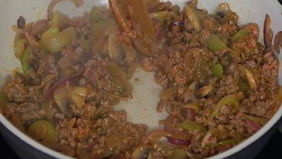 сэндвич с говядиной, грибами и сельдереем