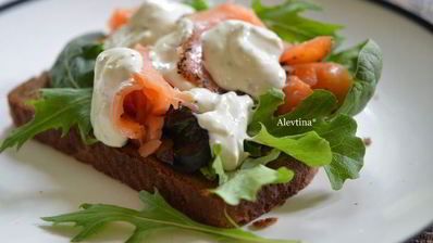 сэндвич с копченой семгой и соусом айоли