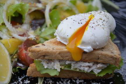 Сэндвич с яйцом-пашот и салатом