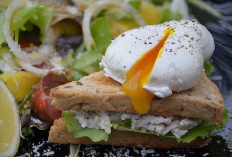 Сэндвич с яйцом-пашот и салатом