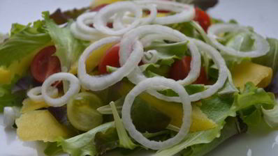 сэндвич с яйцом-пашот и салатом