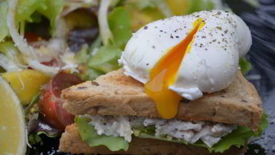 сэндвич с яйцом-пашот и салатом