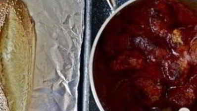 сэндвичи с фрикадельками, сыром и луком