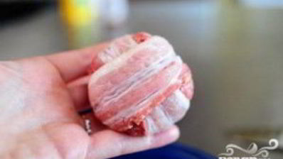 сэндвичи с фрикадельками в беконе