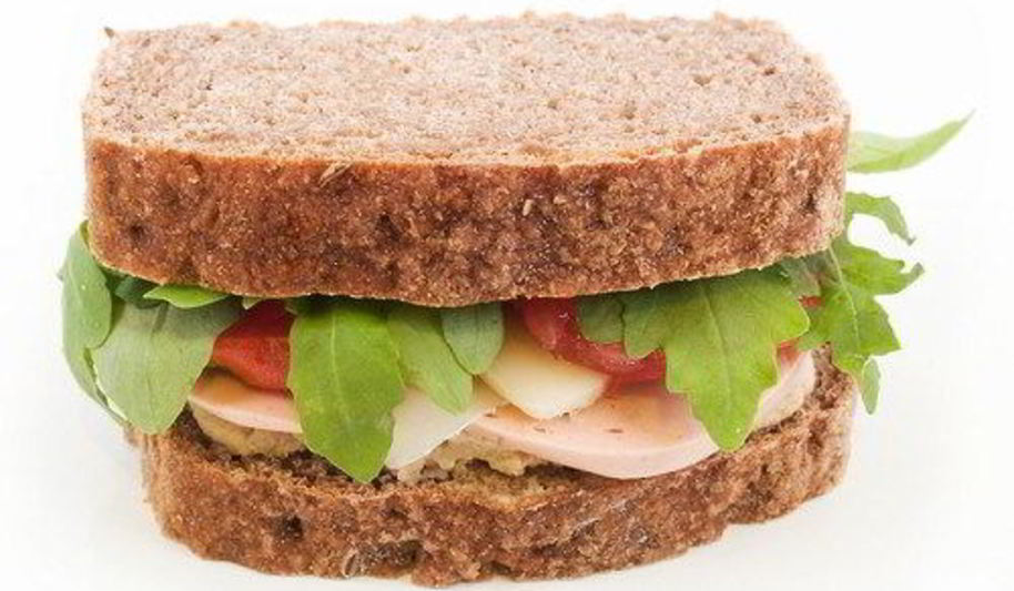 Рецепт сэндвичей со свежим мясным хлебом, рукколой, майонезным соусом и целнозерновым хлебом