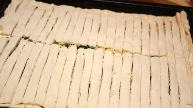 сырные палочки из слоеного теста