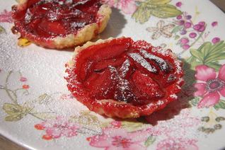 Ароматные тарталетки со сливами