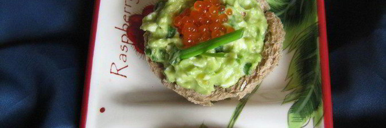 Хлебные тарталетки с авокадно-яичным салатом