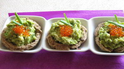 хлебные тарталетки с авокадно-яичным салатом