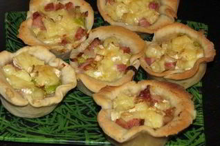 Тарталетки, фаршированные сыром бри и луком-пореем