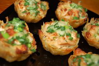 Тарталетки из картофеля с куриным филе под чесночно-сырным соусом