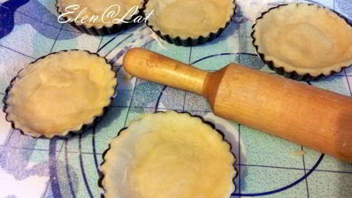 тарталетки с абрикосовым джемом и бананом