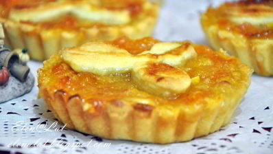 тарталетки с абрикосовым джемом и бананом