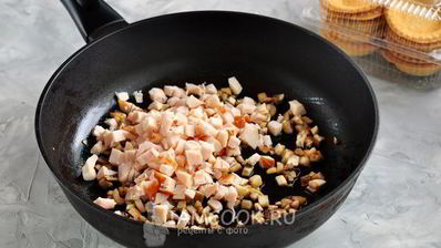 тарталетки с копченой курицей и грибами