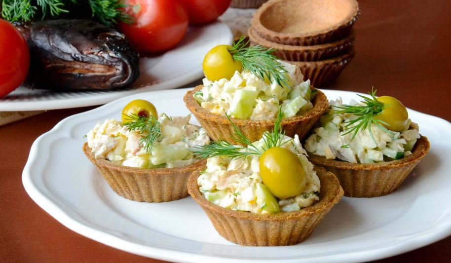 Рецепт тарталеток с копченой рыбой и огурцом