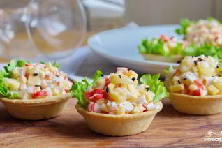 Тарталетки с крабовыми палочками и ананасом