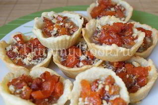 Тарталетки с курагой и орехами