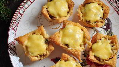 тарталетки с курицей, грибами и сыром