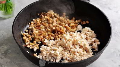 тарталетки с курицей, грибами и сыром