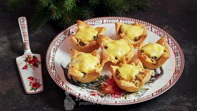 тарталетки с курицей, грибами и сыром