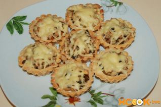 Тарталетки с курицей и грибами