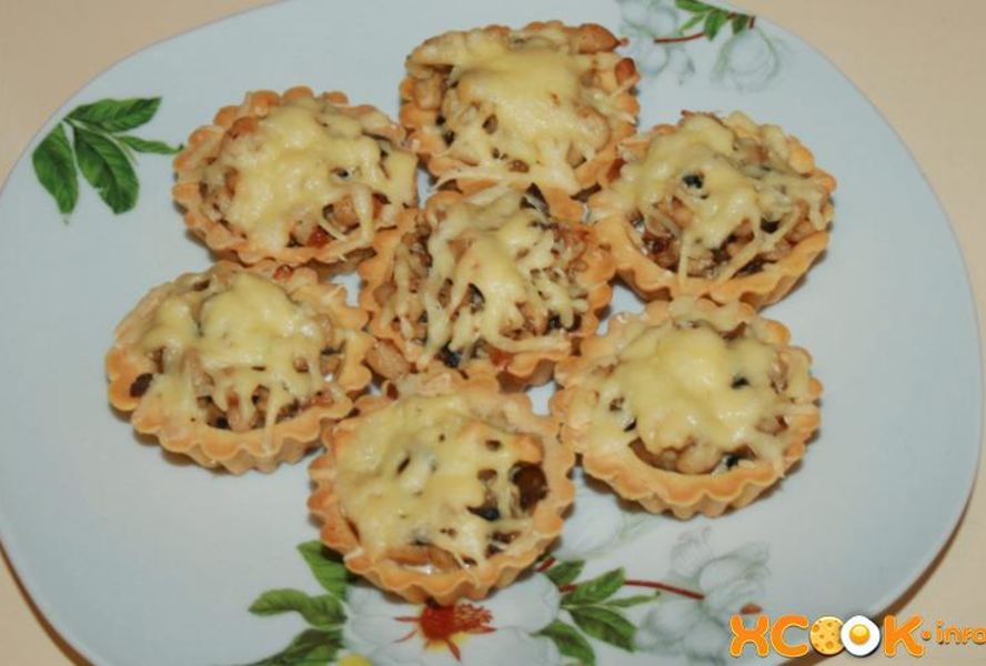 Тарталетки с курицей и грибами