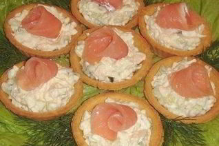 Тарталетки с огурцом и красной рыбой