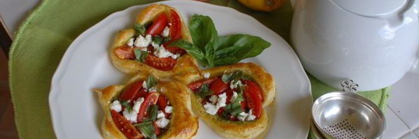 Тарталетки с помидорами и соусом песто