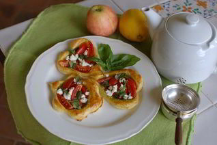 Тарталетки с помидорами и соусом песто