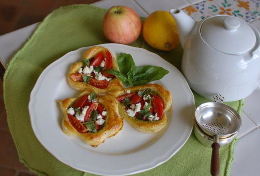 Тарталетки с помидорами и соусом песто